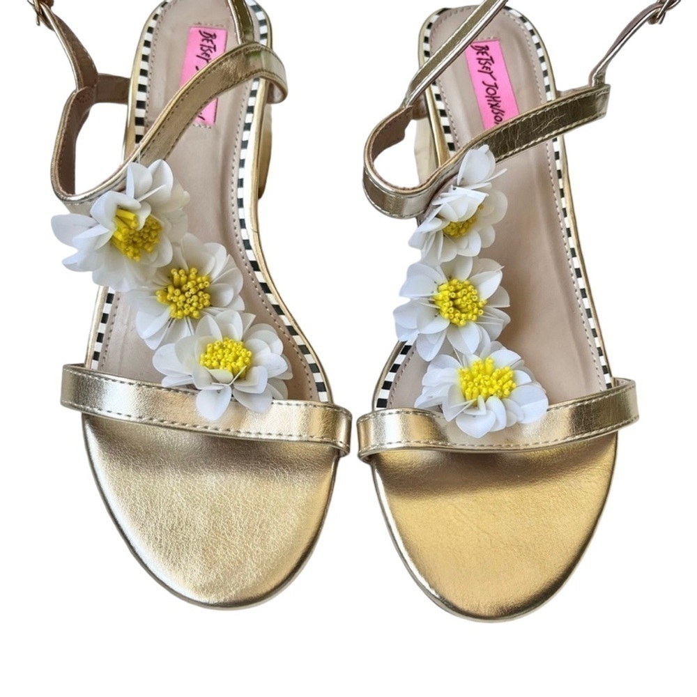 Women’s BETSEY JOHNSON Arden Sandals Gold Floral Heels Shoes - Picture 4 of 5